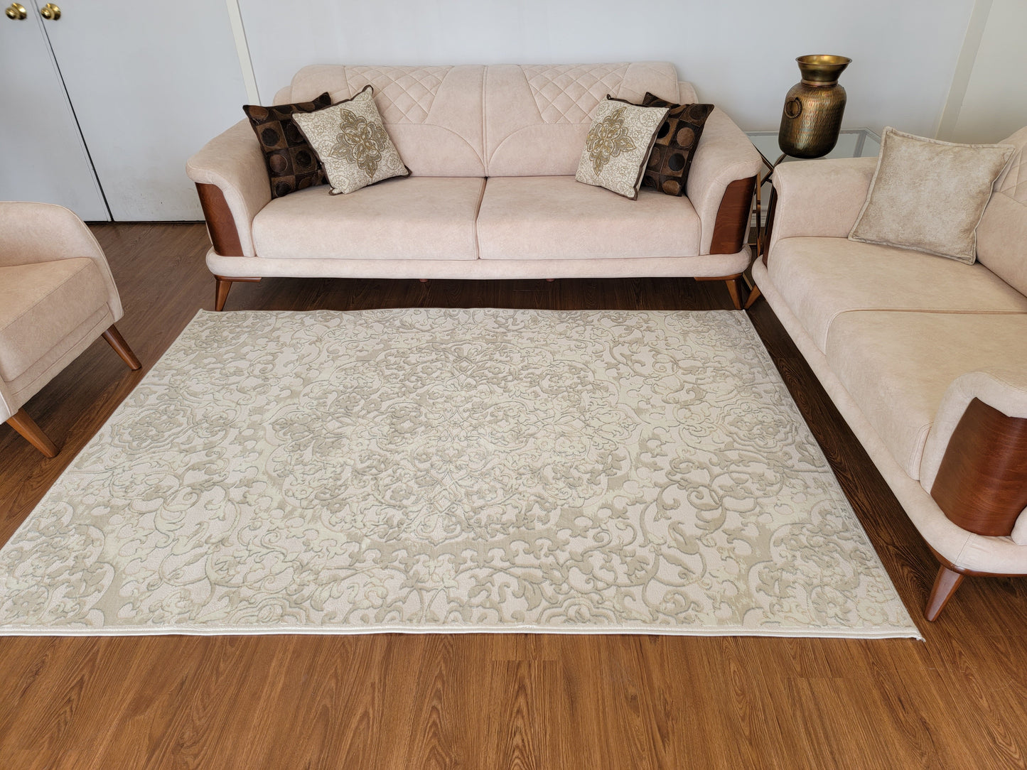 Airmont Modern Traditional Area Rug. Cream, White, and Light Gray