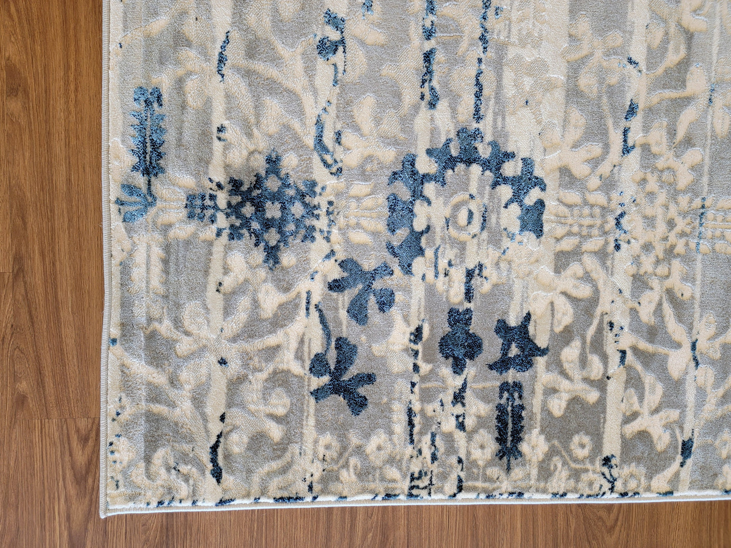 Airmont Damask Area Rug. White Smoke , Gray, and Navy
