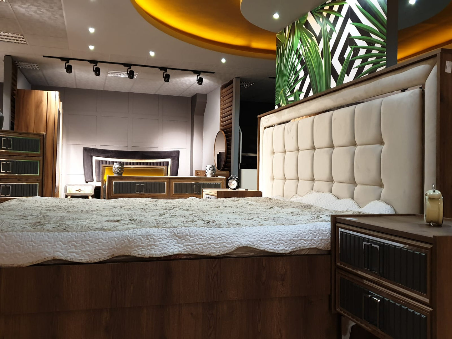 Alberta Queen Bed