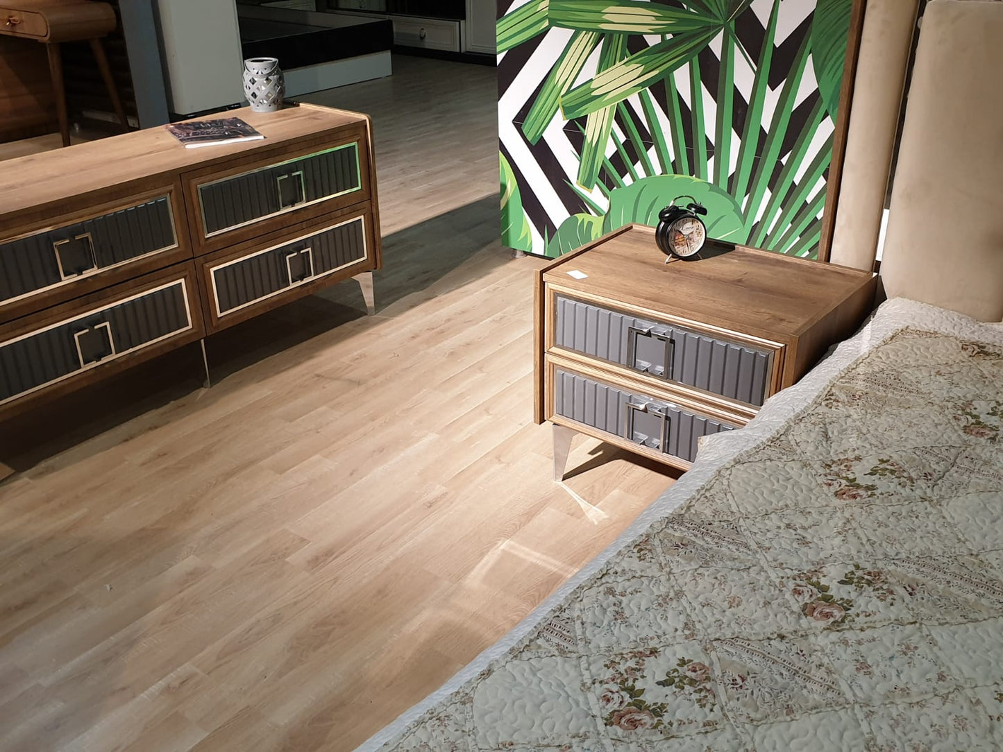 Alberta Queen Bed