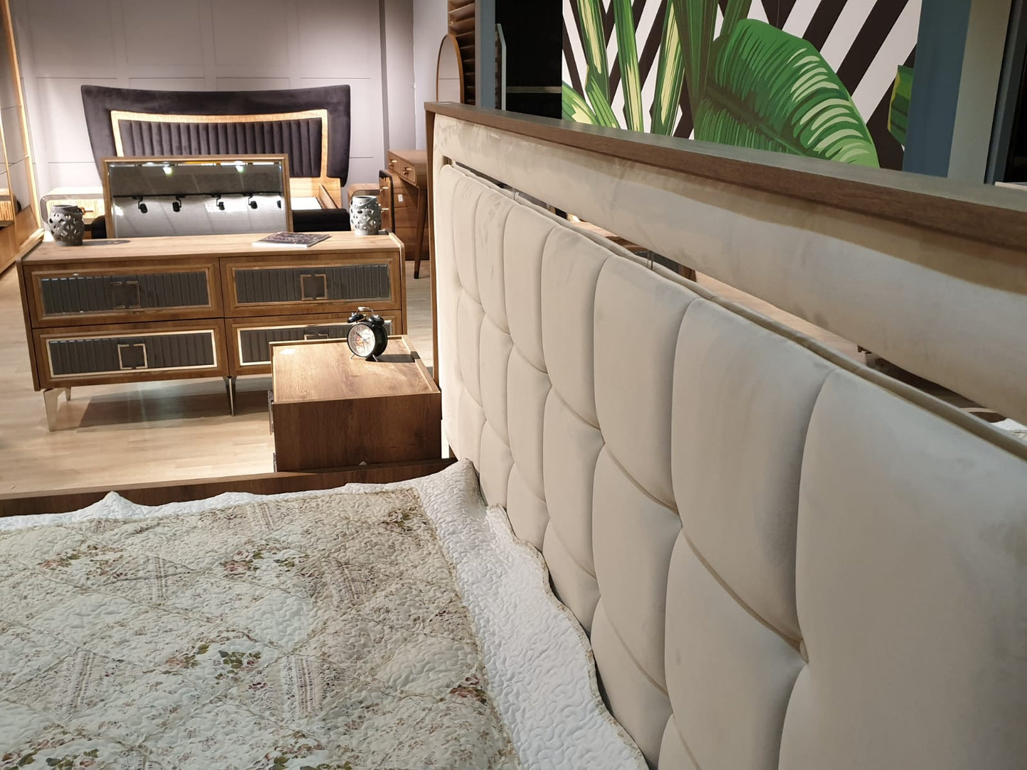 Alberta Queen Bed